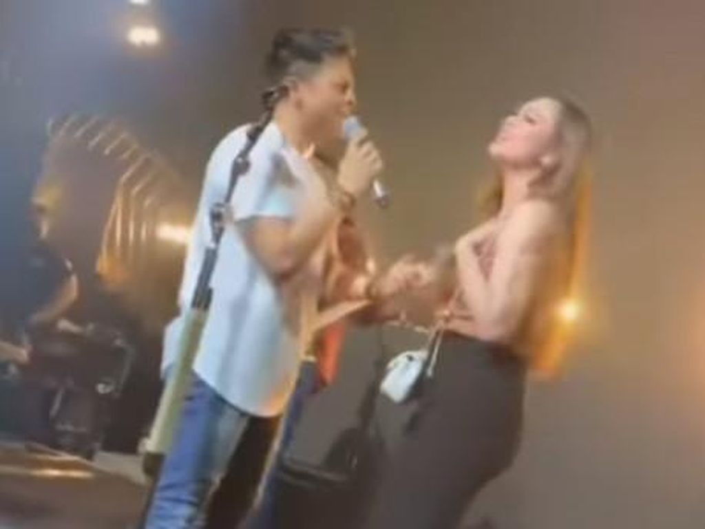 Heboh Video Ariel Pegang Tangan Celine Evangelista di Panggung