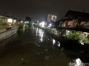 Harapan Warga Surabaya Saat Banjir Beberapa Kawasan Belum Surut Harapan Warga Surabaya Saat Banjir Beberapa Kawasan Belum Surut