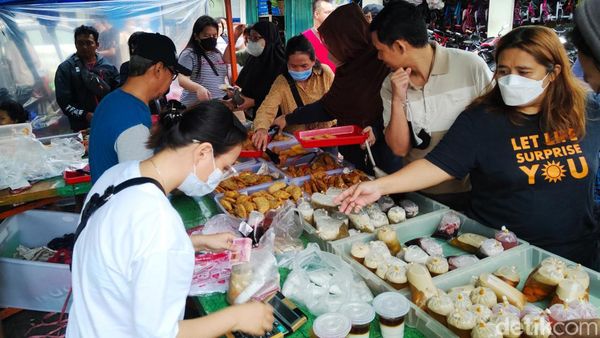 Berburu Takjil Jelang Buka Puasa