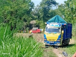 Video Truk Nyasar di Kuburan Semarang Usai Beri Tumpangan Wanita Cantik