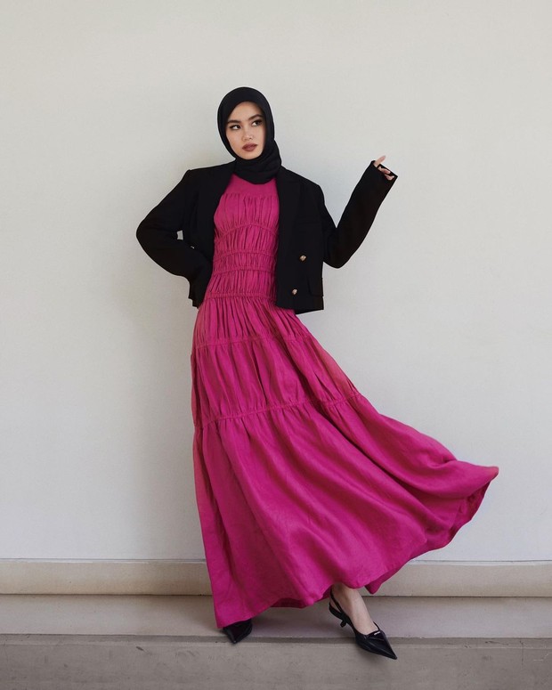 Outfit hitam menjadi salah satu faktor pendukung untuk vibes elegan. Padanan outfit pink fanta ala sashfir dengan balzer berwarna hitam.