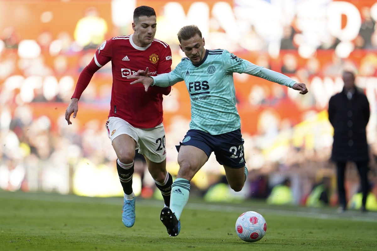 Dalot (kiri) coba menghalau pergerakan gelandang Leicester, Dewsbury-Hall. Foto: AP/Jon Super