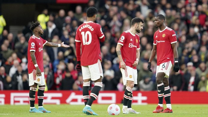 Manchester Uniteds Fred, Marcus Rashford, Bruno Fernandes and Paul Pogba, from left, react after Leicester scored the opening goal during the English Premier League soccer match between Manchester United and Leicester City at Old Trafford in Manchester, England, Saturday, April 2, 2022. (AP Photo/Jon Super)