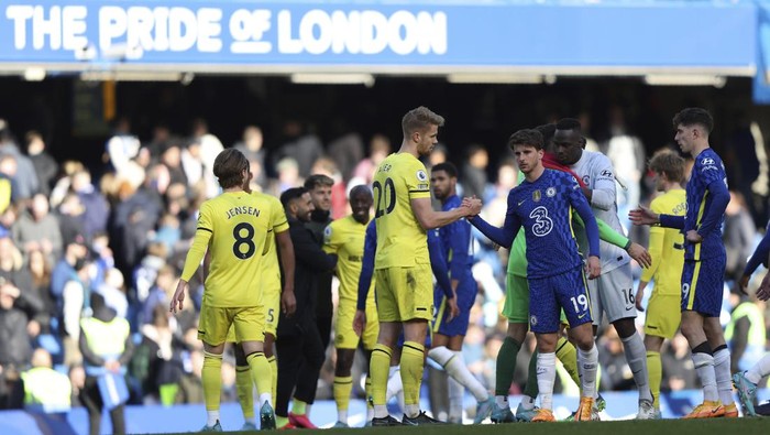 Brentfords Kristoffer Ajer, left, cheers with his teammate Chelseas Mason Mount at the end of the English Premier League soccer match between Chelsea and Brentford, at the Stamford Bridge stadium in London, Saturday, April 2, 2022. (AP Photo/Ian Walton)