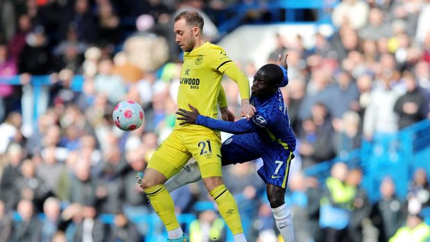 Soccer Football - Premier League - Chelsea v Brentford - Stamford Bridge, London, Britain - April 2, 2022 Brentford's Christian Eriksen in action with Chelsea's N'Golo Kante REUTERS/Chris Radburn EDITORIAL USE ONLY. No use with unauthorized audio, video, data, fixture lists, club/league logos or 'live' services. Online in-match use limited to 75 images, no video emulation. No use in betting, games or single club /league/player publications.  Please contact your account representative for further details.