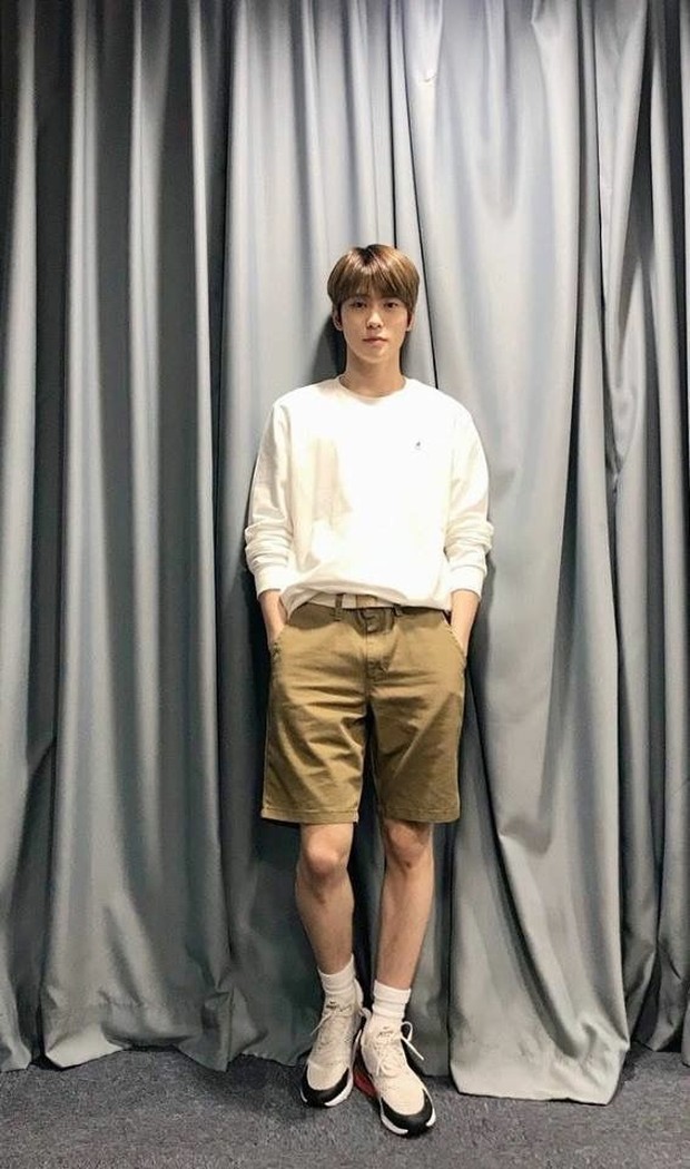 Chino Pants and Sweater ala Jaehyun/pinterest.com Simple, apdukan short pants dengan sweater dan sneakers ala Jaehyun NCT.