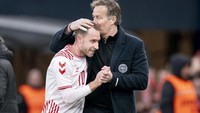 Eriksen bahkan bikin satu gol lagi dalam kemenangan 3-0 Denmark atas Serbia. Ia langsung mendapat pelukan pelatih Kasper Hjulmand. (Foto: Liselotte Sabroe/AP)