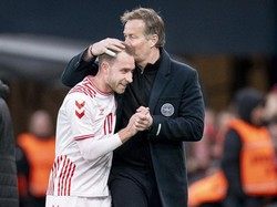 Eriksen bahkan bikin satu gol lagi dalam kemenangan 3-0 Denmark atas Serbia. Ia langsung mendapat pelukan pelatih Kasper Hjulmand. (Foto: Liselotte Sabroe/AP)