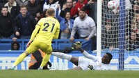 Eriksen bahkan bisa kembali bikin gol. Gol ketiga di pertandingan ketiga secara beruntunnya, dilesakkan ke gawang Chelsea. Foto: Ian Walton/AP