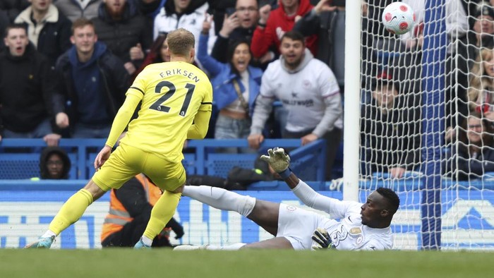 Brentfords Christian Eriksen scores his sides second goal during the English Premier League soccer match between Chelsea and Brentford, at the Stamford Bridge stadium in London, Saturday, April 2, 2022. (AP Photo/Ian Walton)