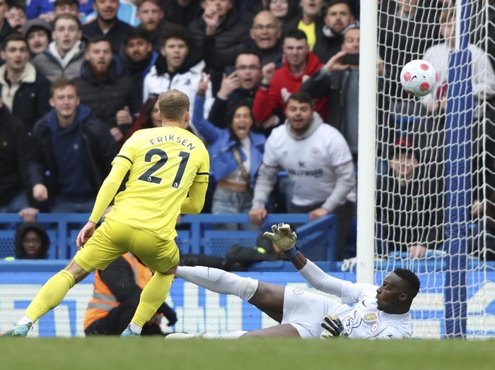 Brentford's Christian Eriksen scores his side's second goal during the English Premier League soccer match between Chelsea and Brentford, at the Stamford Bridge stadium in London, Saturday, April 2, 2022. (AP Photo/Ian Walton)
