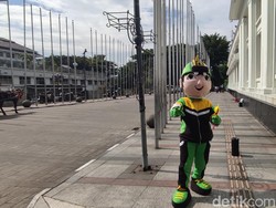 Memburu Bahagia di Usia Senja dengan Kostum Badut