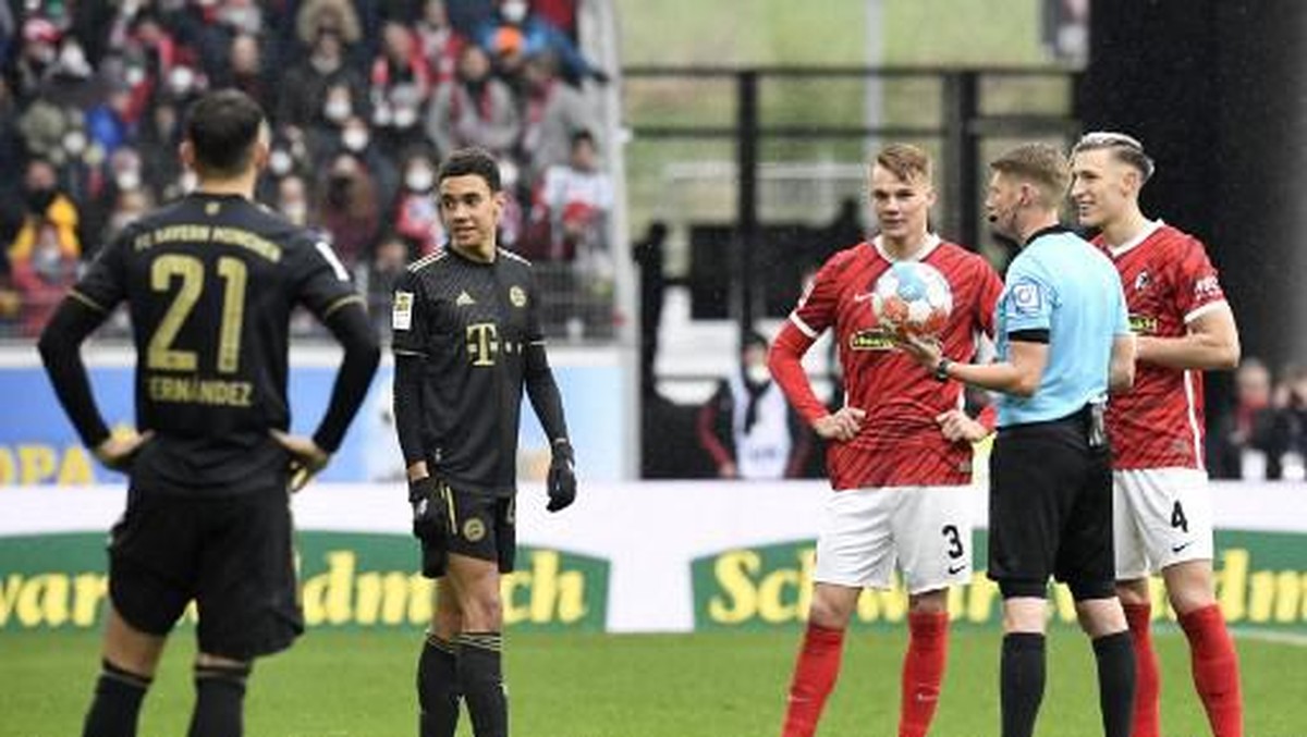 Bayern sempat menurunkan 12 pemain ketika melawan Freiburg pekan lalu. Foto: AFP/THOMAS KIENZLE