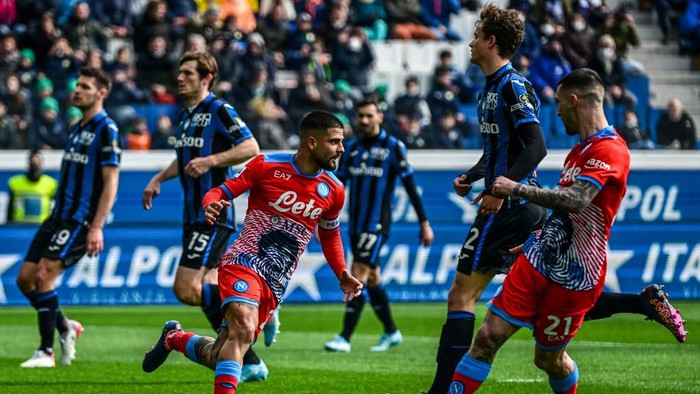 Napolis Italian forward Lorenzo Insigne (L) celebrates after opening the scoring during the Italian Serie A football match between Atalanta and Napoli on April 03, 2022 at the Atleti Azzurri dItalia stadium in Bergamo. (Photo by Miguel MEDINA / AFP)
