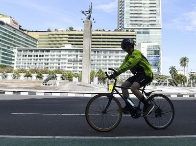 Awal Ramadan, Warga Tetap Berolahraga di Bundaran HI