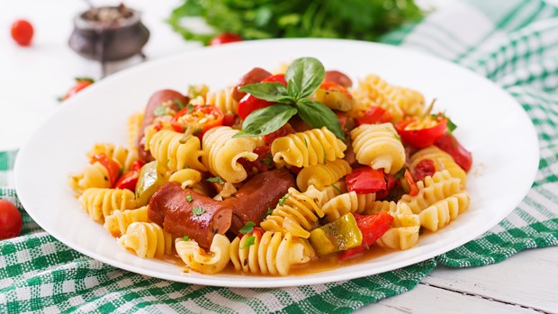 Hindari makanan berwarna merah dan kuning/Foto: Freepik.com/timolina Hindari makanan berwarna merah dan kuning