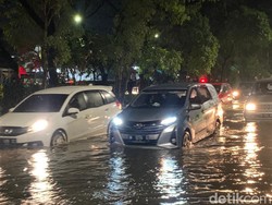 Hujan Deras Disertai Angin di Surabaya Sebabkan Banjir-Pohon Tumbang