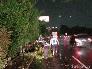 Waspada Cuaca Ekstrem di Jatim, Khofifah Minta Daerah Lakukan Mitigasi Bencana Waspada Cuaca Ekstrem di Jatim, Khofifah Minta Daerah Lakukan Mitigasi Bencana