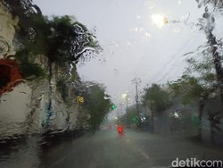Waspada Rek! Sejumlah Wilayah Surabaya Diguyur Hujan Siang Ini