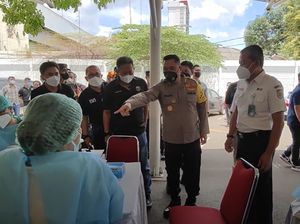 Kapolda Metro Cek Vaksinasi di Pasar Senen: Jangan Pilih-pilih Merek Booster Kapolda Metro Cek Vaksinasi di Pasar Senen: Jangan Pilih-pilih Merek Booster