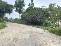 Jalan Rusak di Enrekang Rawan Picu Kecelakaan, Truk Terguling Jadi Ancaman