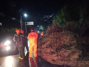 Longsor Terjang KBB, Rumah Warga Rusak-Jalan Tangkuban Parahu Terganggu