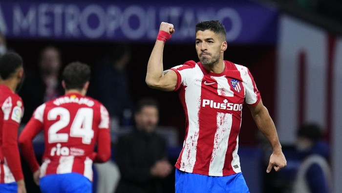 Atletico Madrids Luis Suarez celebrates after scoring a penalty, his sides second goal, during a Spanish La Liga soccer match between Atletico Madrid and Alaves at the Wanda Metropolitano stadium in Madrid, Spain, Saturday, April 2, 2022. (AP Photo/Manu Fernandez)