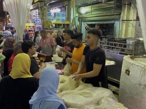 Warga Kairo Berburu Makanan Tradisional Khas Ramadan Warga Kairo Berburu Makanan Tradisional Khas Ramadan