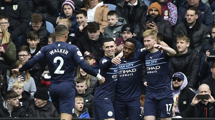 Manchester Citys Kevin De Bruyne, right, celebrates with teammates after scoring the opening goal of his team during the Premier League soccer match between Burnley and Manchester City at Turf Moor, in Burnley, England, Saturday, April 2, 2022. (AP Photo/Rui Vieira)