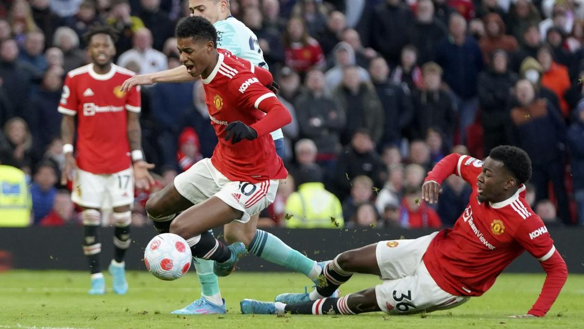Momen Anthony Elanga menjatuhkan Marcus Rashford. (Foto: AP/Jon Super)