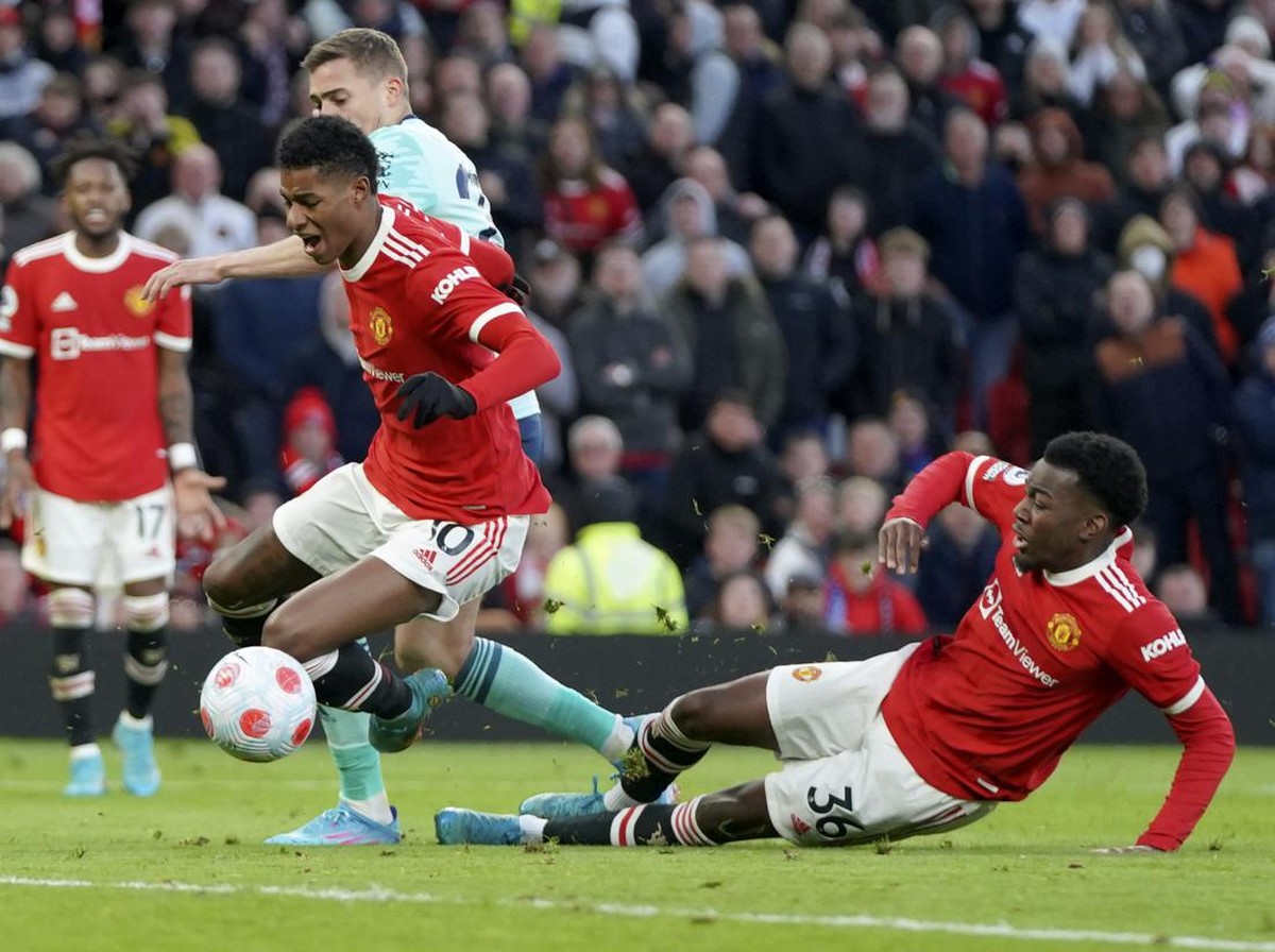 Marcus Rashford dituntut tampil lebih oke lagi karena Anthony Elanga. (Foto: AP/Jon Super)
