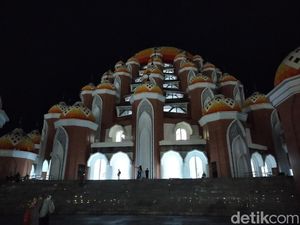 Kawasan Masjid 99 Kubah Masih Gelap, Lampu Penerangan Belum Maksimal Kawasan Masjid 99 Kubah Masih Gelap, Lampu Penerangan Belum Maksimal