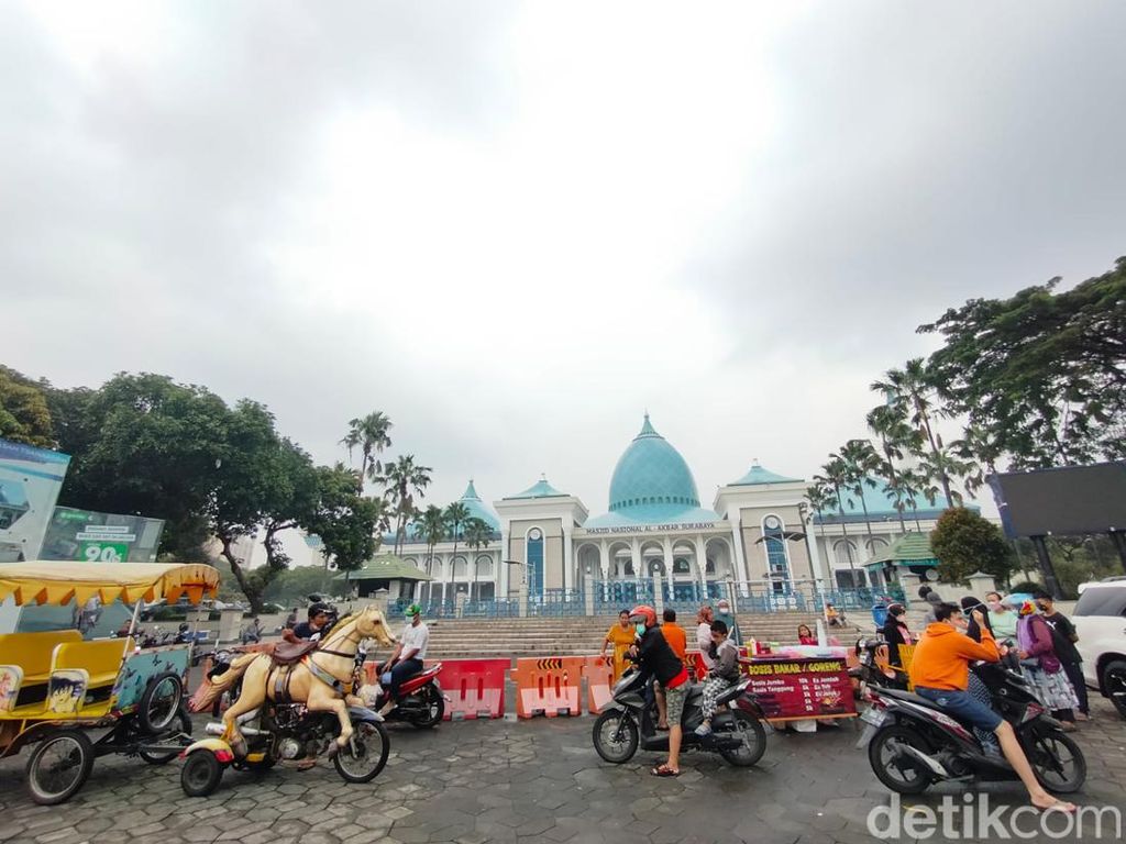 Seru Nih, Ngabuburit Berburu Takjil di Masjid Al-Akbar Surabaya