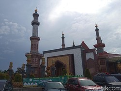 Masjid Raya At-Taqwa Cirebon Gelar Salat Tarawih Satu Juz Semalam