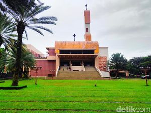 Melihat Keindahan Masjid Raya Bani Umar
