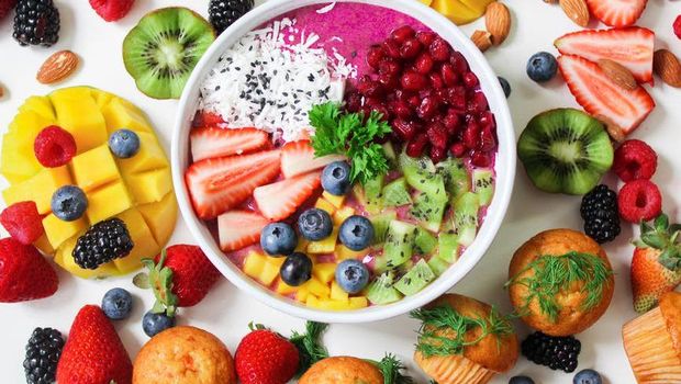 Mengonsumsi Buah dan Sayur / foto : Pexels.com/TrangDoan