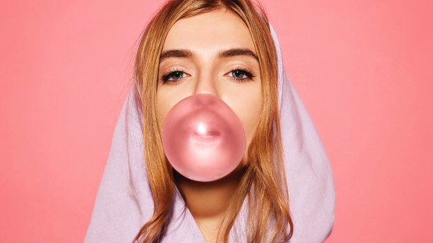 Mengunyah permen karet/Foto: Freepik.com/halayalex Mengunyah permen karet