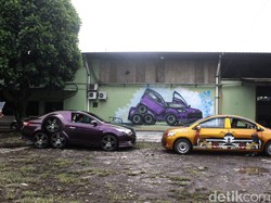 Melihat Uniknya Mobil Muka 2 dan Beroda 8 Made in Bandung