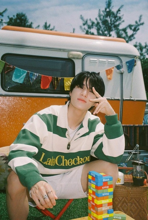 Oversized sweater dan short pants ala Jeno/pinterest.com Oversized sweater dan short pants ala Jeno juga cocok dengan look simple.