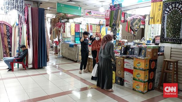 Jumlah pengunjung yang berbelanja Pasar Tanah Abang, Kecamatan Tanah Abang, Jakarta Pusat di hari pertama Ramadan 1443 hijriah yang jatuh pada Minggu (3/4) cenderung normal.