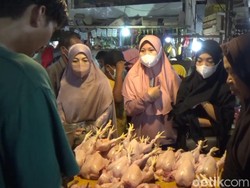 Harga Daging Sapi-Ayam di Pasar Rebo Masih Tinggi, Sayuran Mulai Normal