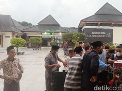 Absen 2 Tahun, Masjid Agung Demak Kembali Bagikan Ratusan Takjil
