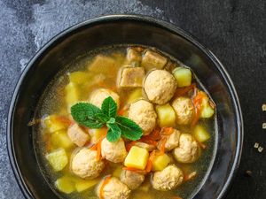 Resep Sup Bakso Ayam Sayuran Berkuah Bening Gurih untuk Berbuka Resep Sup Bakso Ayam Sayuran Berkuah Bening Gurih untuk Berbuka