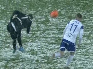 Gokil! Assist Rabona dari Tengah Lapangan Bersalju Ini Top Banget