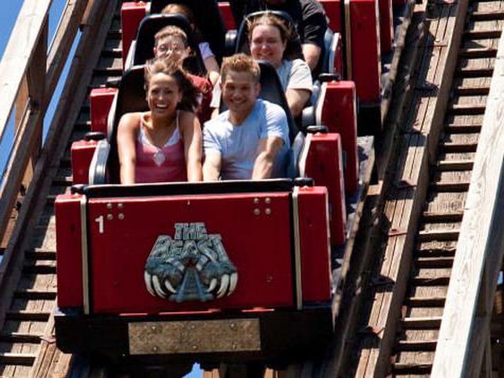Ini Roller Coaster Kayu Terpanjang di Dunia dan Semakin Panjang