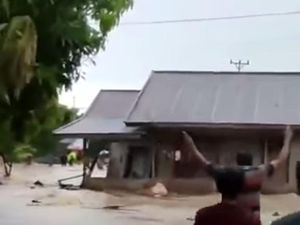 Ngeri! Detik-detik Banjir Hanyutkan Rumah Warga di Boltim Sulut