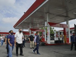 Direksi Pertamina Sidak SPBU di Pekanbaru, Pastikan Antrean BBM Normal