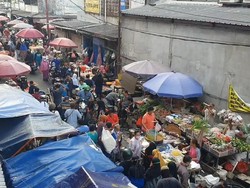 Pasar Kebayoran Lama Mulai Diserbu Pengunjung, Prokes Terabaikan