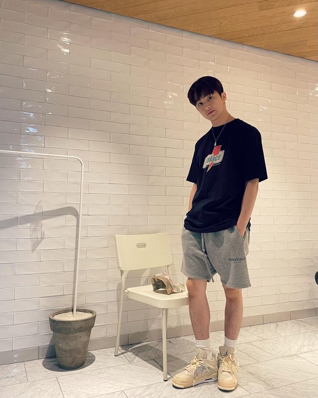 T-shirt and Short Pant ala Mark/instagram.com/onyourm__ark Mark mengenakan kaos hitam yang merupakan item wajib di lemari dipadukan dnegan short panst berbahan kaos juga.