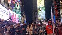 Ratusan Umat Muslim Tarawih di Times Square New York